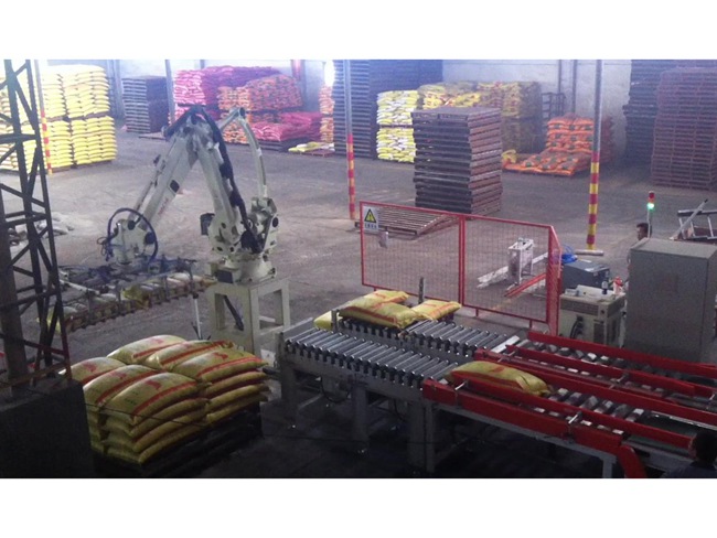 全自動(dòng)碼垛機(jī)器人3